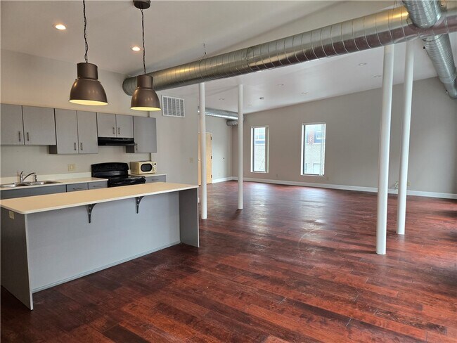 Building Photo - 320 East Ave