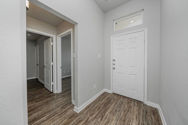 Building Photo - Bright & Cozy Home