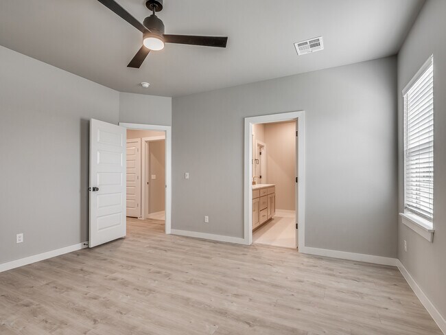 Building Photo - 11329 N Blackwelder Ave