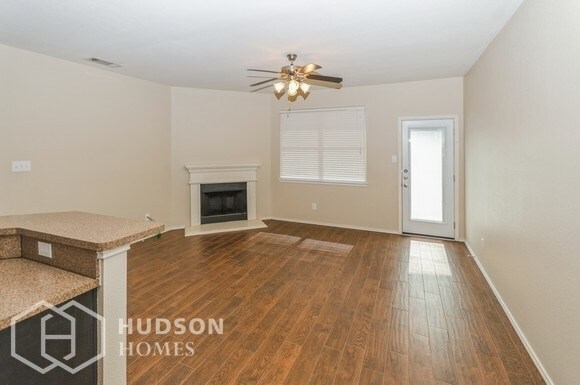 Foto del edificio - NOW AVAILABLE! - 203 Moonlight Dr, Red Oak...