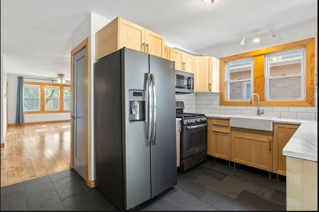 Foto del edificio - 4236 N Ozark Ave
