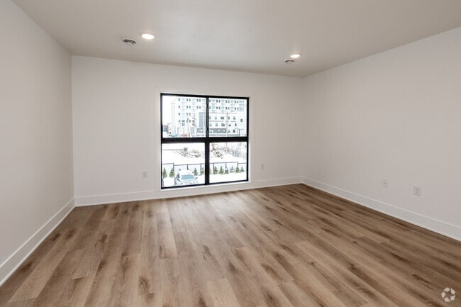 2 habitaciones, 2 baños - 845 pies cuadrados - Sala de estar - 228-232 Welch Ave