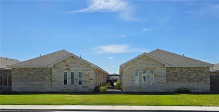 Building Photo - 5005 N Hiawatha Dr