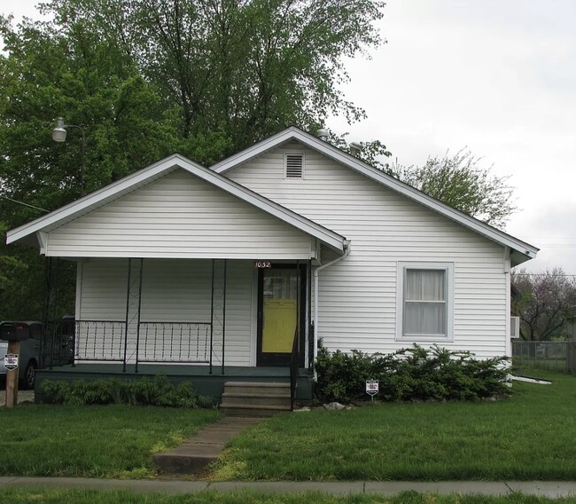 Building Photo - 1032 W Pacific St