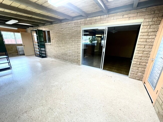 Building Photo - Spacious 3 Bedroom, 2 Bathroom Single Fami...