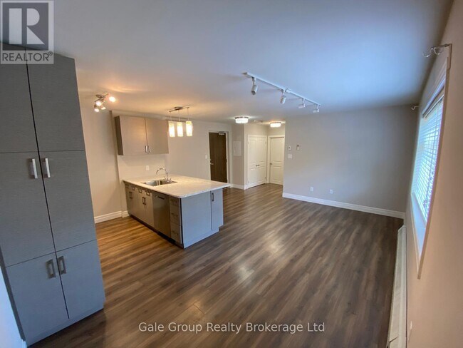 Photo du bâtiment - 5 Paisley Blvd E