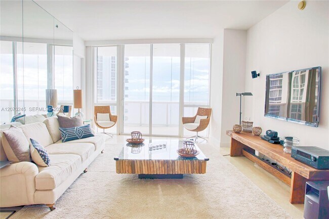 Foto del edificio - 15811 Collins Ave