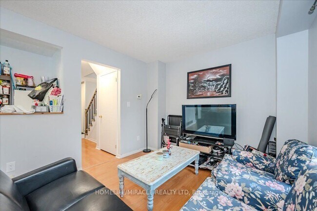 Building Photo - 302 College Av W