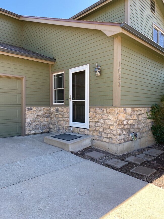 Building Photo - 3-Bed / 3.5-Bath Single-Family Mid-Town Ho...