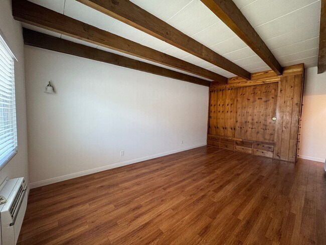 Foto del edificio - Large and Bright Studio with wood ceiling beams and floors...