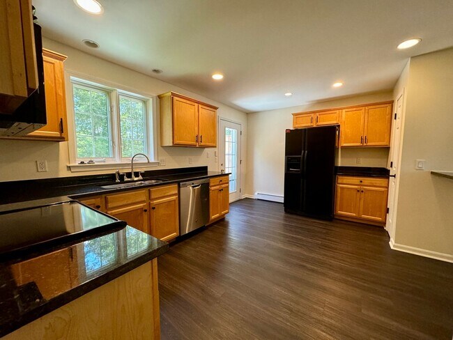 Building Photo - South Portland 3BD/2.5BA Parkway Pines Tow...