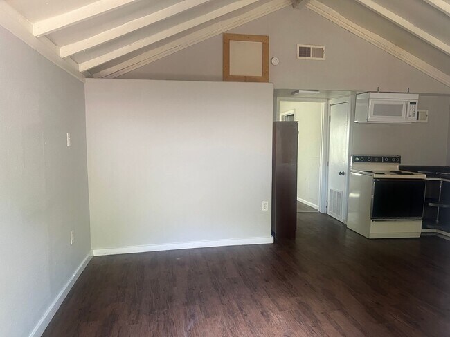 Building Photo - 1 Bed 1 Bath Close to Tech Move in Ready!