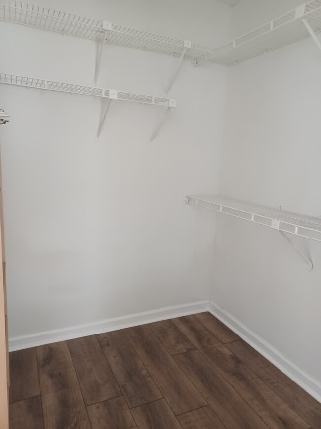new floor, walk in close - 1348 Brandon Sq