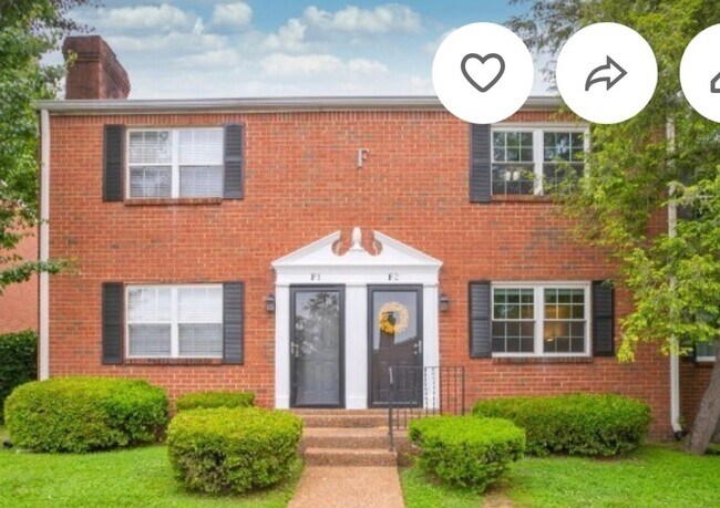 Foto del edificio - Charming 2BR Townhome in Franklin