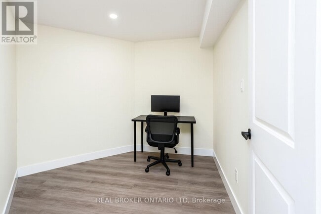 Building Photo - 1875 Fountain Grass Dr