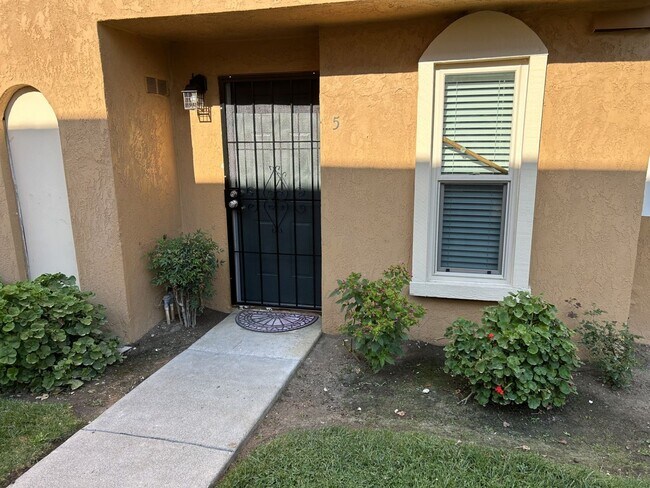 Foto del edificio - Spacious Townhome in Desirable Fairfield Area