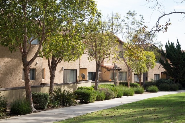 Building Photo - Shorehaven Townhomes