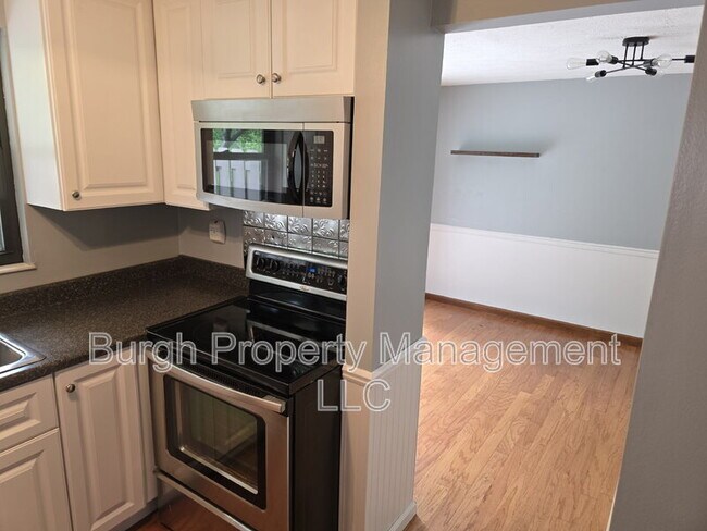 Building Photo - 3135 Laurel Ridge Cir