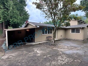 Building Photo - 775 SE Roberts Ave