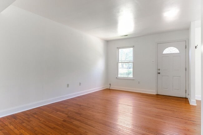 Building Photo - Move In Ready Townhome in Gaithersburg!