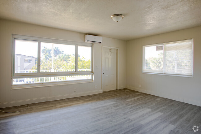 1BR, 1BA - 630SF - Living Room - Riverland Court Apartments