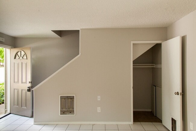 Building Photo - 1133 Laurel Ln