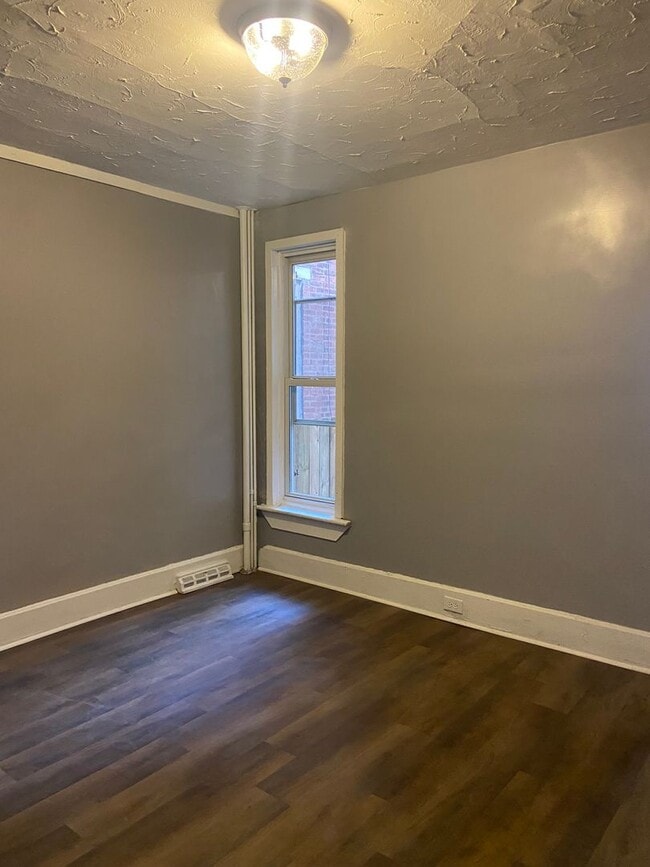 Building Photo - 3 bedroom, 1 bathroom row-house located in...