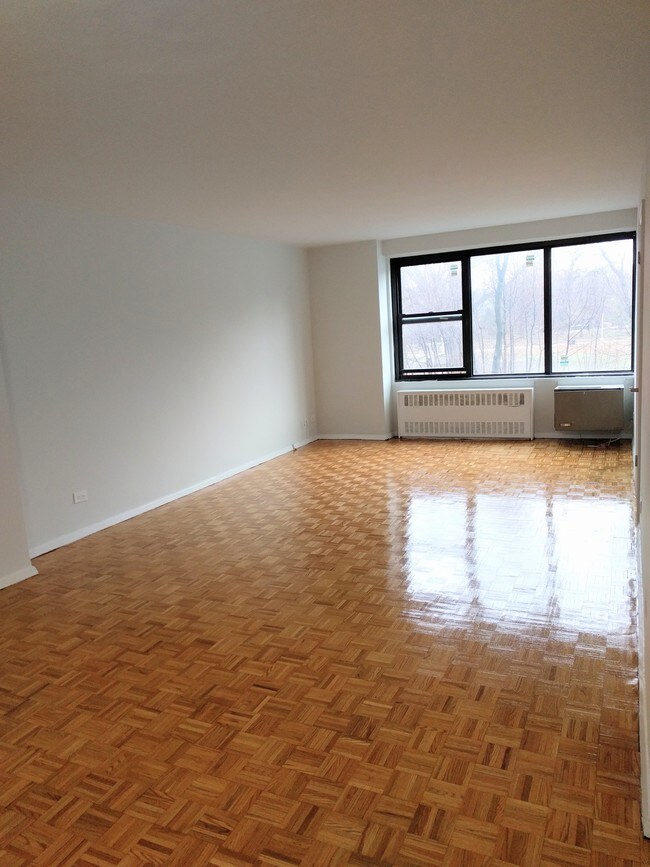 Building Photo - 160 Parkside Ave