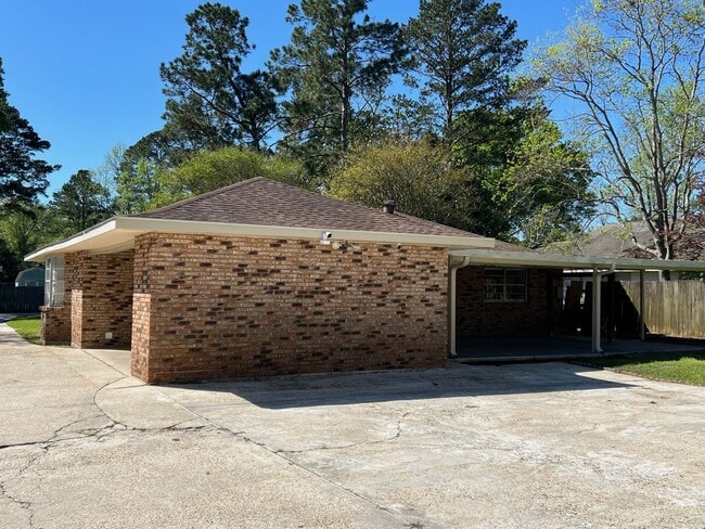 Building Photo - Shadow Bluff