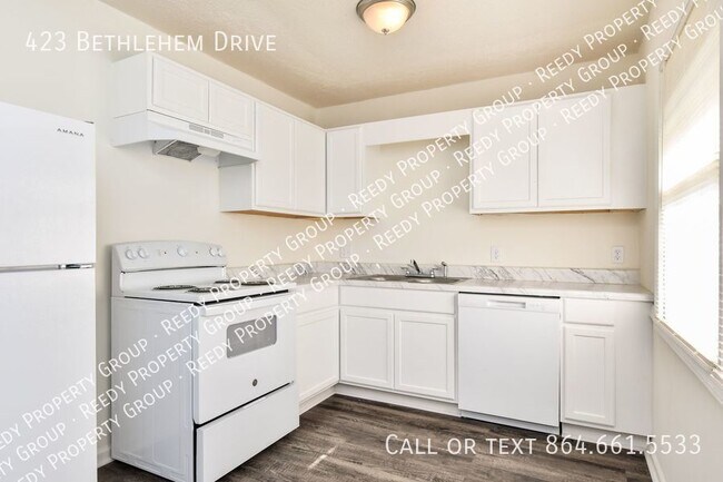 Building Photo - RENOVATED 3 BEDROOM 2 BATH, Split level ho...