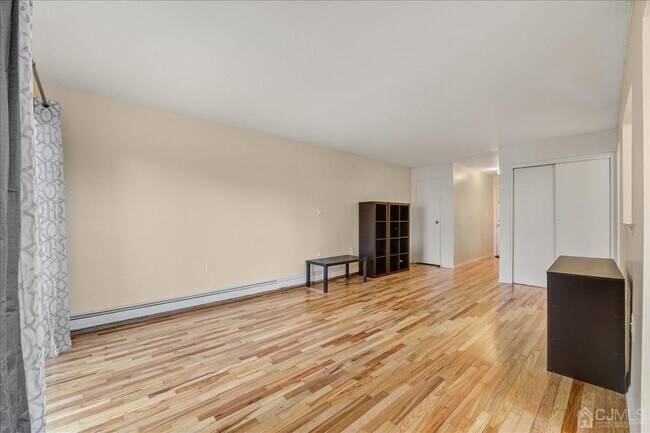 Building Photo - 415 Cranbury Rd