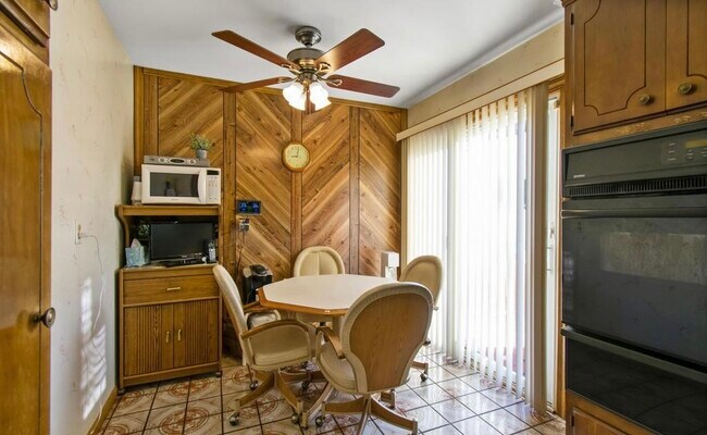 Building Photo - 127 Fields Ave