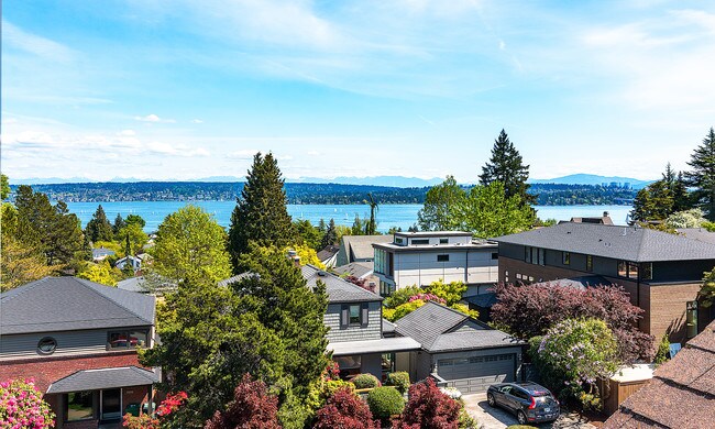 Building Photo - Laurelhurst House - 4 bedrooms + den