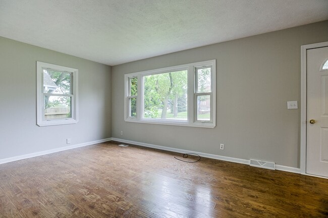 Building Photo - 4 Bedroom Home