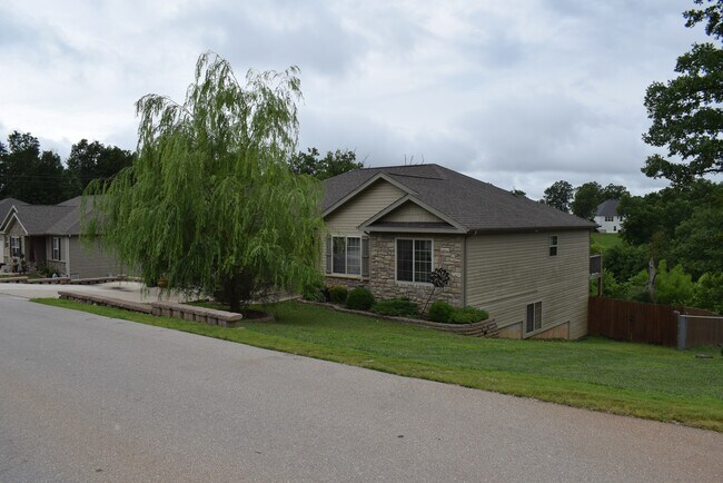 Building Photo - Mountain Views, Modern Touches – 5 Bed Bea...