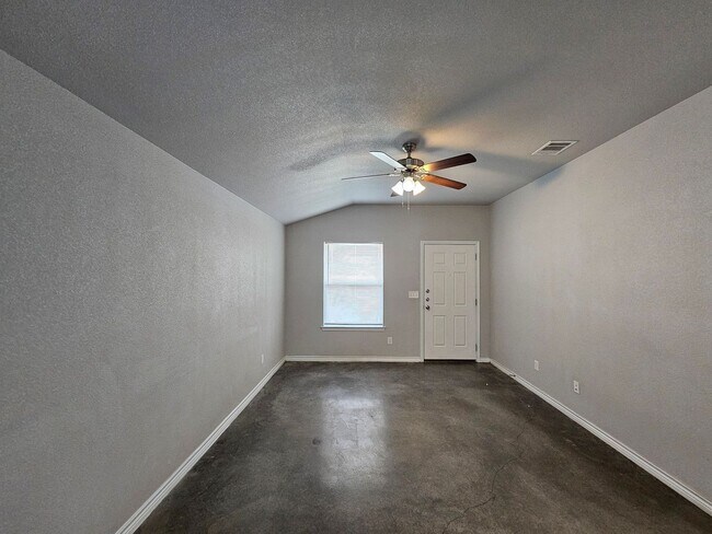 Foto del edificio - AVAILABLE NOW!