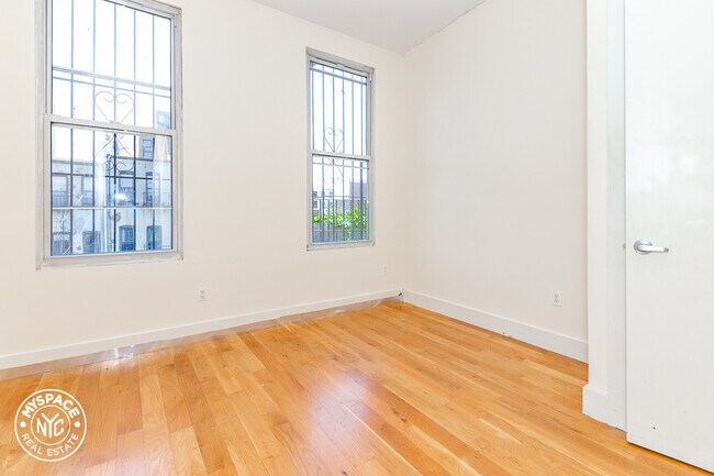 Foto del edificio - 242 Troutman St