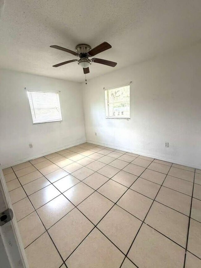 Foto del edificio - 421 NE 26th Ct