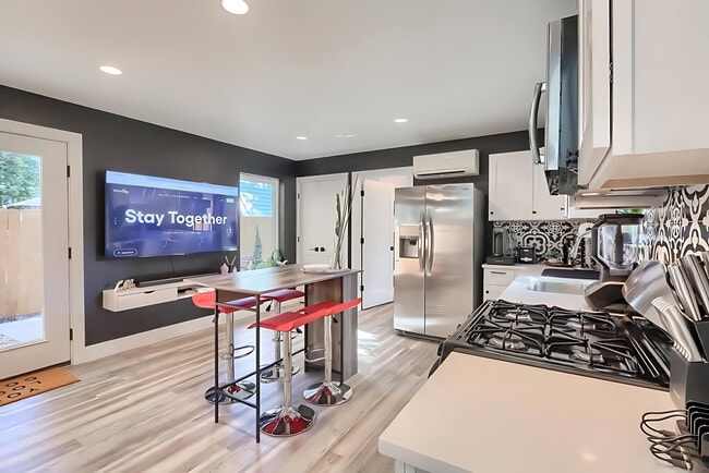 Building Photo - 1503 E 3rd St