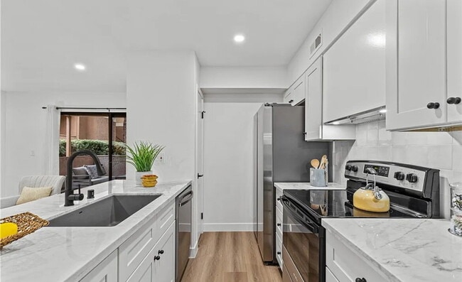 Building Photo - Welcome to this darling, turnkey condo loc...