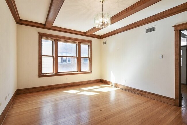 Foto del edificio - 5833 N Kenmore Ave