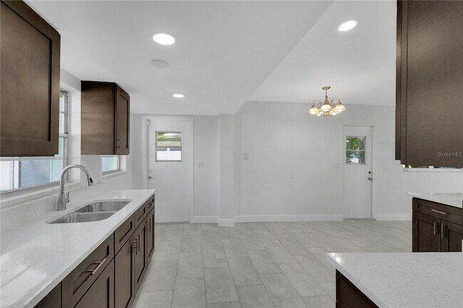 Foto del edificio - 14410 Sussex Dr