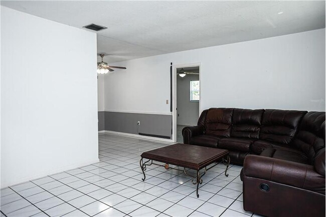 Building Photo - 261 SE Whitmore Dr