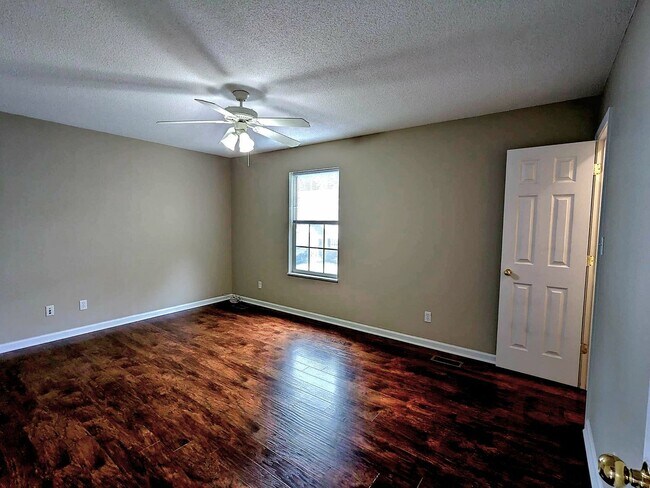 Building Photo - Updated 2br/1.5ba condo in heart of North ...