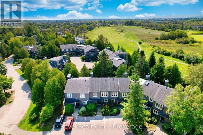 Photo du bâtiment - 145-145 Fairway Crescent