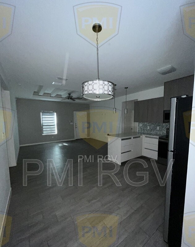 Building Photo - 805 W Garrison Dr