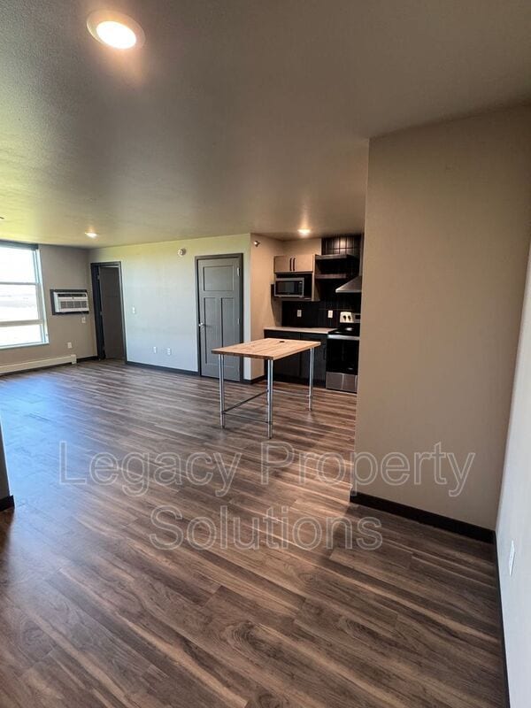 Building Photo - 226 E Greenfield Ln