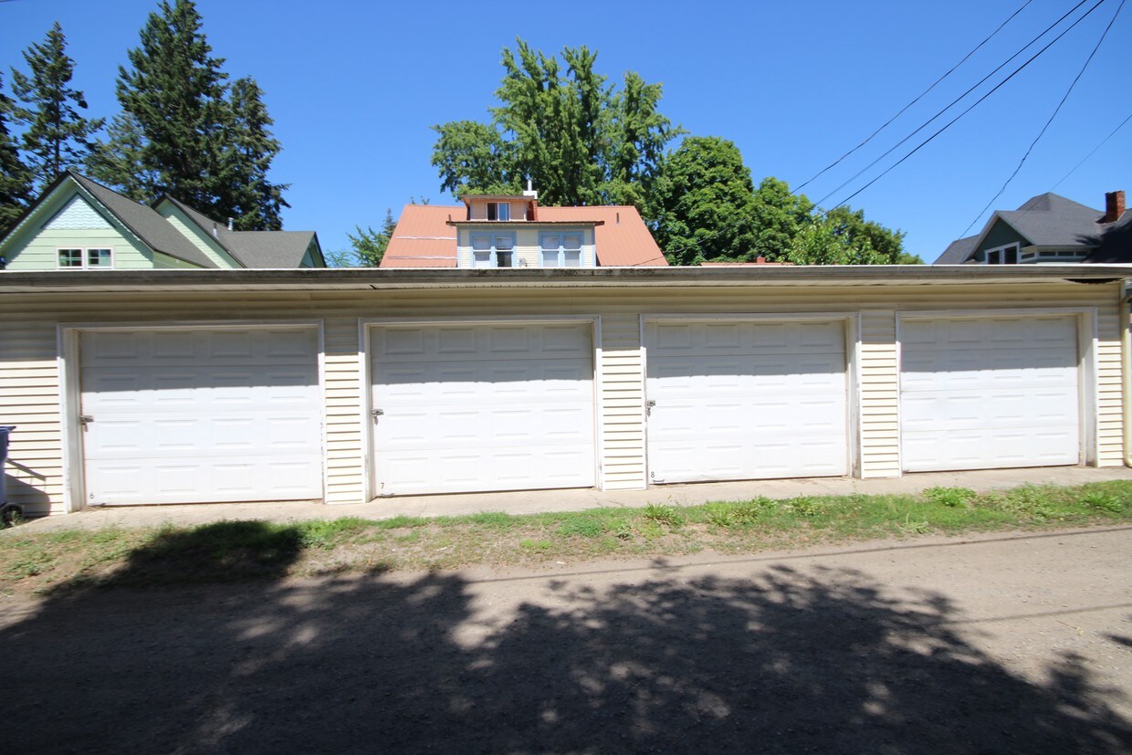 Garages - 516 E Indiana Ave