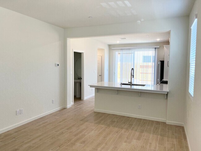 Foto del edificio - Brand new 3 bedroom / 2.5 bath in Clovis Unified School District