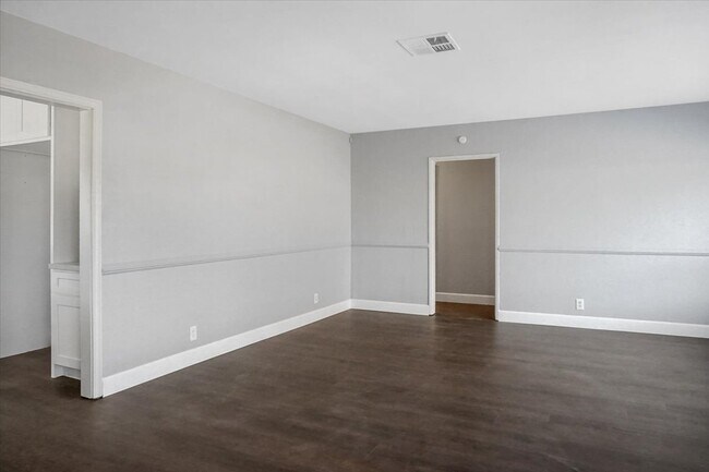 Building Photo - 12535 Ross Ave